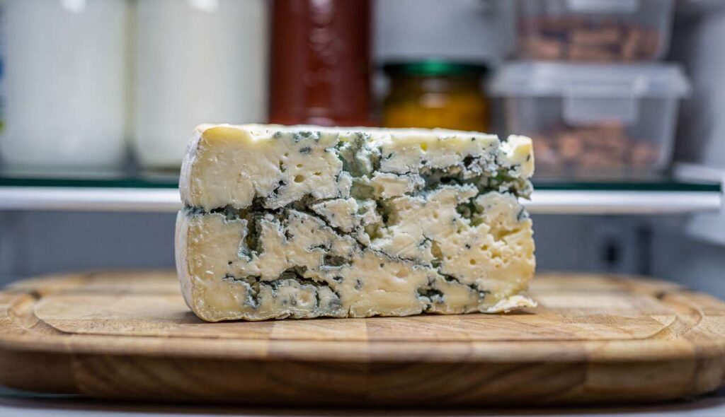 Formaggio con muffa in frigo? Ecco come conservarlo correttamente secondo l’EFSA