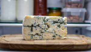 Formaggio con muffa in frigo? Ecco come conservarlo correttamente secondo l’EFSA